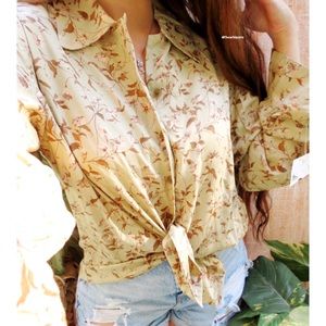 NEW Vintage elegant floral button down 💐